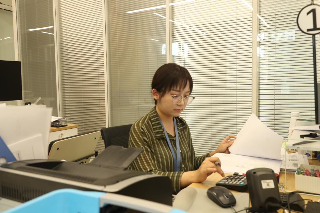 网络信息咨询助跑港 一线服务护航教学科研